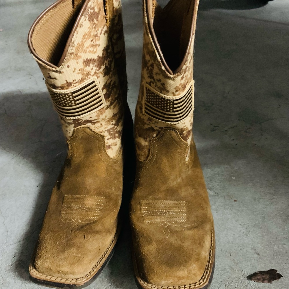 * SOLD SOLD SOLD*Ariat Camo Boots